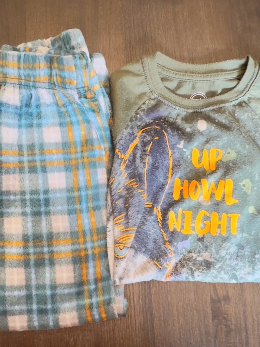Kids Green 'Up Howl Night' Pajama Set